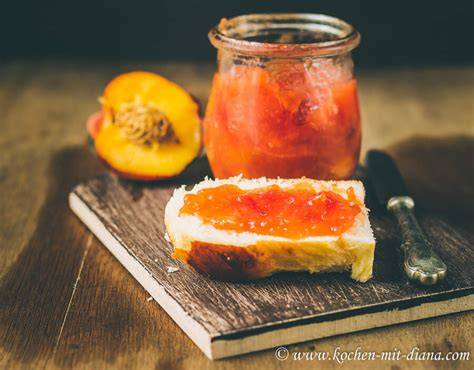 Marmeladengläschen mit Nektarinen-Melonen-Marmelade