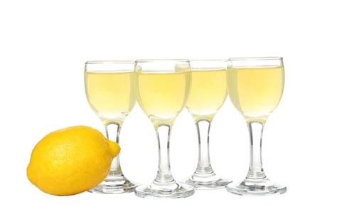 Marmeladengläser, Limoncello, Zitronen und Melone auf weißem Hintergrund
