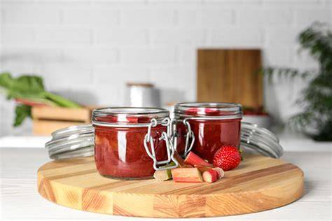 Marmeladengläser auf Holzbrett
