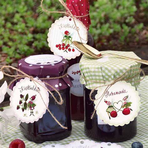 Marmeladengläser mit Geschenkanhänger und Gewürzen