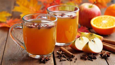 Marmeladengläser mit Gewürzen, Orangen, Zimtstangen