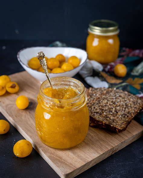 Marmeladengläser mit Mirabellenmarmelade