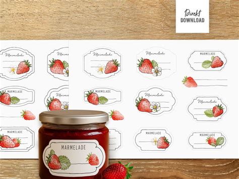 Marmeladengläser mit beschrifteten Etiketten im Vorratsregal