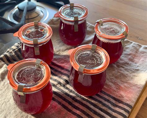 Marmeladengläser mit frisch gefüllter Rhabarber-Ingwer-Marmelade