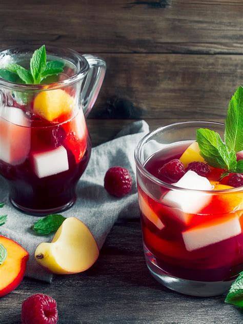 Marmeladengläser mit frischen Früchten und Zutaten