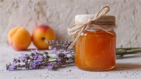 Marmeladengläser mit frischer Pfirsich-Lavendel-Marmelade