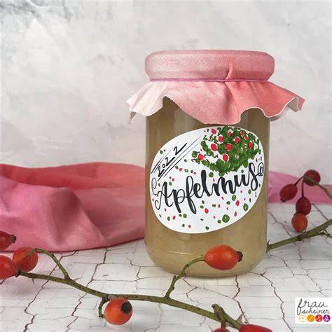 Marmeladengläser mit selbstgemachten bunten Aufstrichen und Etiketten