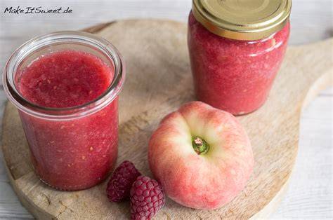 Marmeladengläser mit selbstgemachter Weinbergpfirsich Marmelade