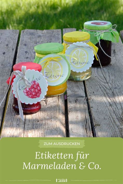 Marmeladengläser mit verschiedenfarbigen Etiketten: Frucht, Zuckeranteil, Kochzeit