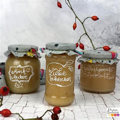 Marmeladengläsers nach dem Einkochen beschriften und sortieren