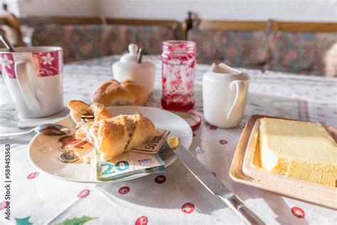 Marmeladenglas auf Frühstückstisch mit Croissant