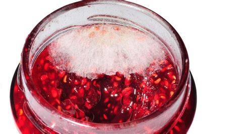 Marmeladenglas mit sichtbarem Schimmel auf der Oberfläche