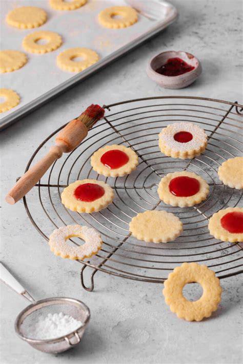 Marmeladenplätzchen auf einem Gitter - verschiedene Sorten