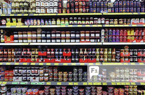 Marmeladenregal im Supermarkt