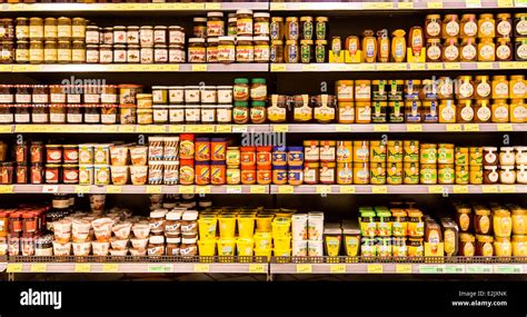 Marmeladenregal im Supermarkt mit verschiedenen Glück Marmelade Sorten