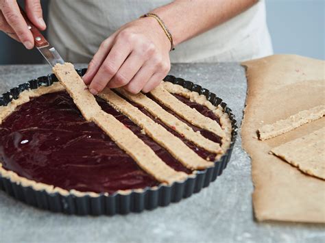 Marmeladenschicht auf Linzer Tortenboden verteilen