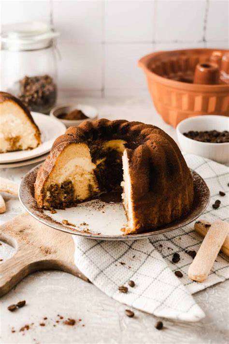 Marmor-Nougat-Marzipan-Kuchen im Anschnitt