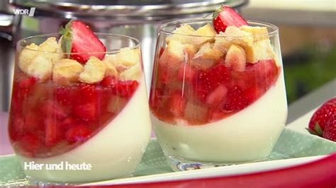 Marmoreffekt im Glas: Erdbeerkompott trifft Joghurt-Quarkcreme