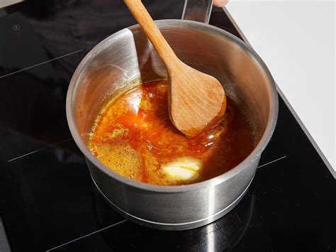 Marmorieren der Karamellsauce auf dem Brownieteig