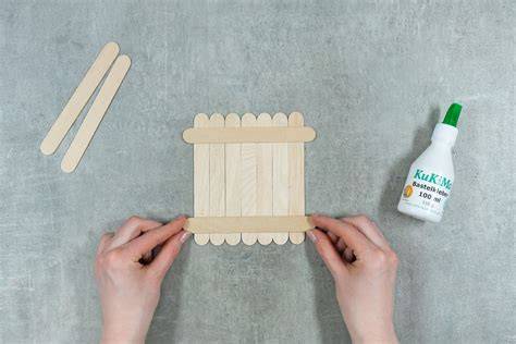 Marmorierte Glasur: Schritt-für-Schritt-Darstellung mit Holzstäbchen