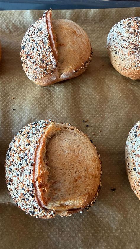 Marmorierte Schoko-Haselnuss-Teigkugeln, vor dem Backen in Haselnüssen gewälzt