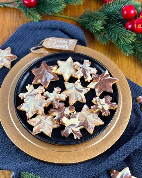 Marmorierte und gefüllte Heidesand-Plätzchen auf dem Weihnachtsplätzchenteller