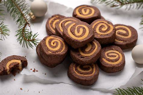 Marmorierte vegane Marzipan-Kakao-Plätzchen mit Spiral-Muster