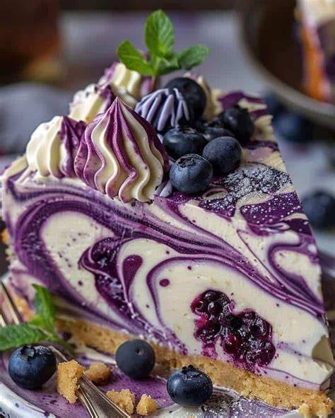 Marmorierter Blaubeerkäsekuchen in Scheiben