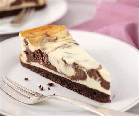 Marmorierter Brownie Käsekuchen frisch aus dem Ofen auf einem Holzbrett