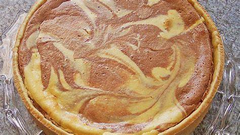 Marmorierter Käsekuchen mit Beerenmuster