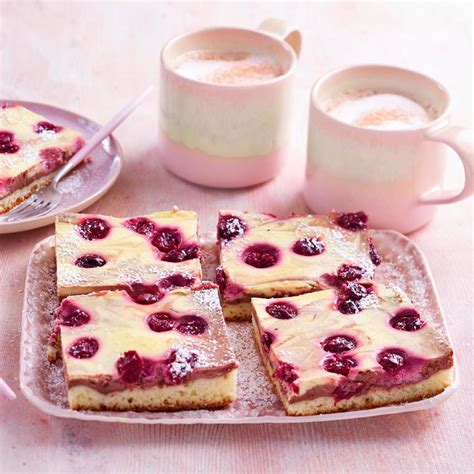 Marmorierter Landlust Käsekuchen angerichtet auf einer Kaffeetafel