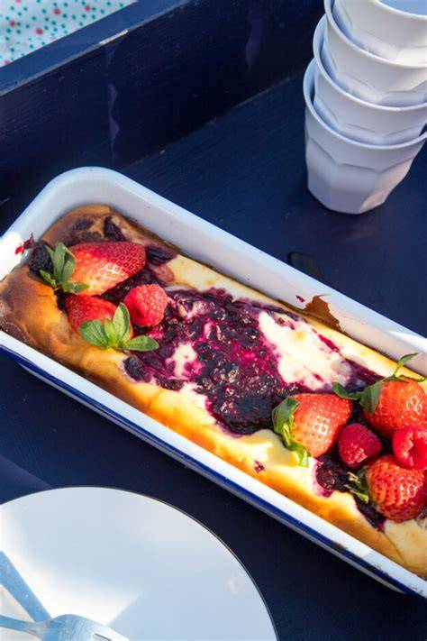 Marmorierter Quarkkuchen mit Beerenswirl in der Kastenform, Anschnitt