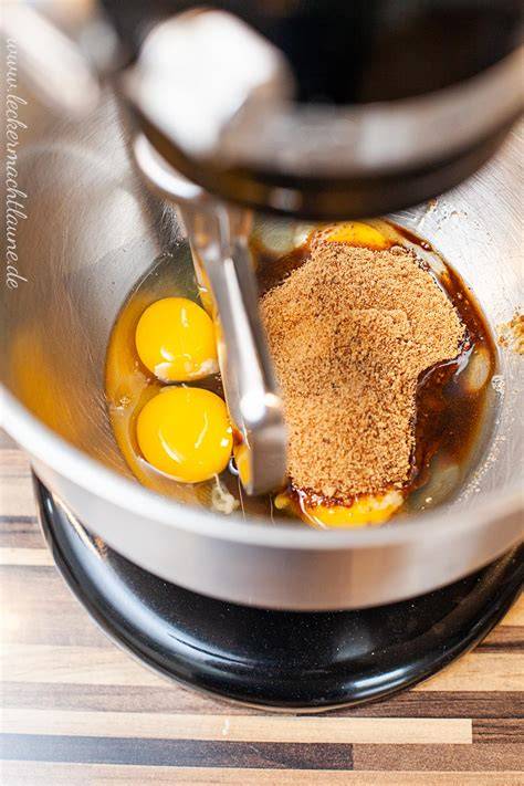 Marmorierter Schoko-Nuss-Gugelhupf frisch aus dem Ofen, daneben Stäbchenprobe