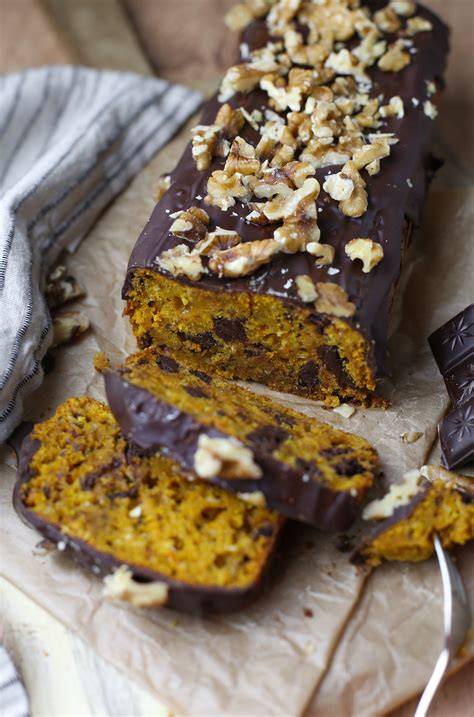 Marmorierter Schokoladen-Kürbiskuchen im Anschnitt mit Schoko-Drops