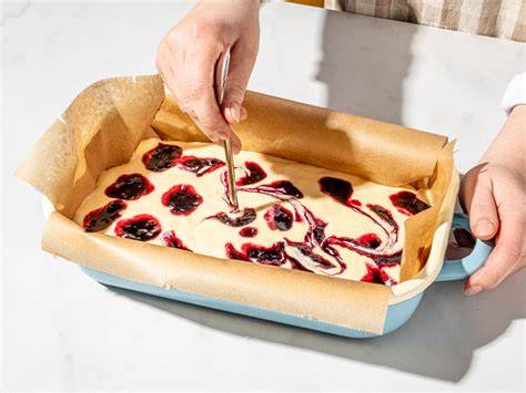 Marmoriertes Muster in der Käsekuchenmasse in einer Backform