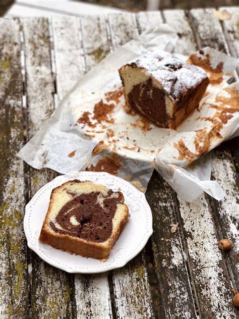 Marmorkuchen - marmoriertes Stück auf der Kaffeetafel