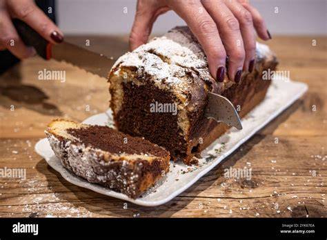 Marmorkuchen angeschnitten auf einem Kuchenteller