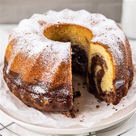 Marmorkuchen auf einem Geburtstags-Tisch