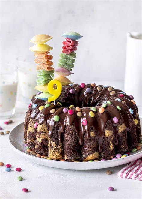 Marmorkuchen auf einem Teller, dekoriert mit Puderzucker und Smarties