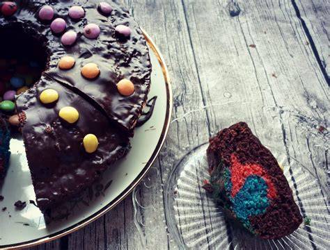 Marmorkuchen mit Fondant und bunter Dekoration