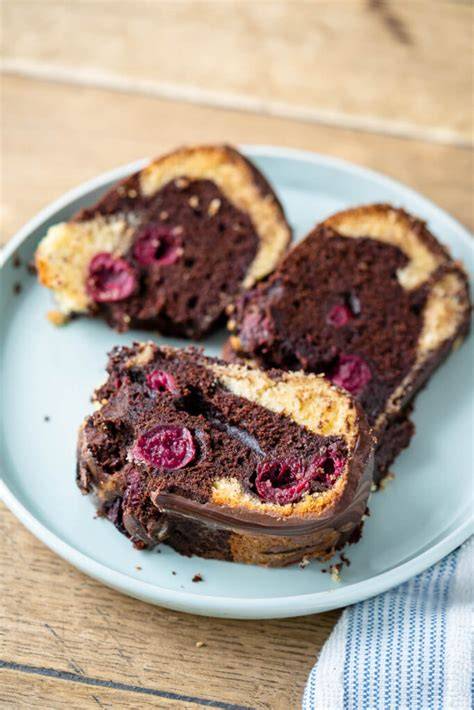 Marmorkuchen mit Kirschen und Schokoladenguss