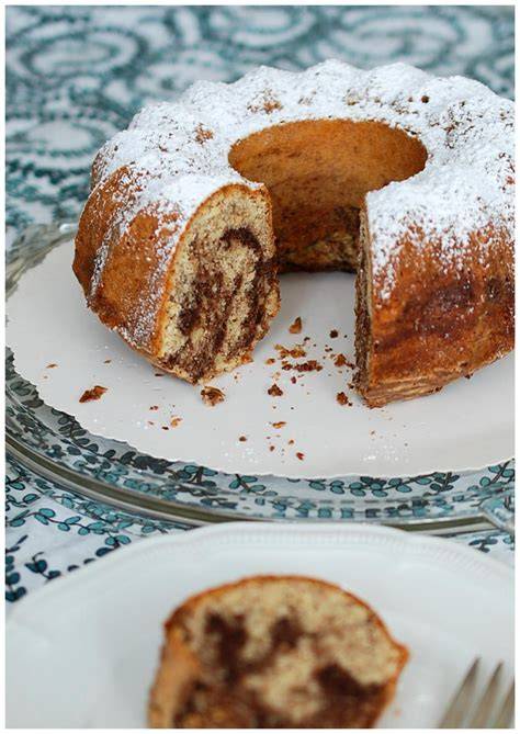 Marmorkuchen mit Mandeln und Olivenöl, marmorierte Scheiben
