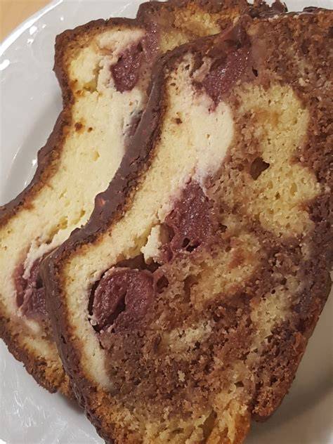 Marmorkuchen mit Sauerkirschen und Quarkcreme