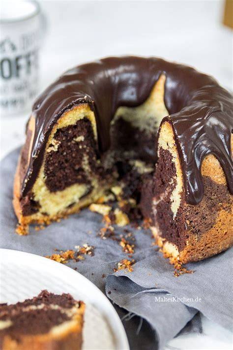 Marmorkuchen mit Schokoglasur und Deko