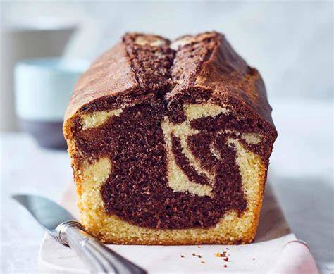 Marmorkuchen mit Schokoladenbuttercreme als Tortenfüllung
