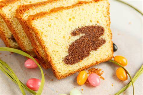 Marmorkuchen mit ausgestochenen Hasen aus Kastenformen