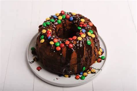 Marmorkuchen mit bunten Smarties dekoriert