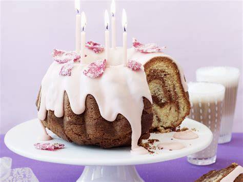 Marmorkuchen mit rosa Rosenwasser-Glasur und kandierten Blüten