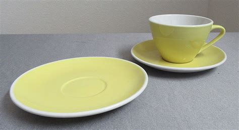 Marmorkuchen-Scheiben auf Teller, Puderzuckerstaub und Kaffeetasse