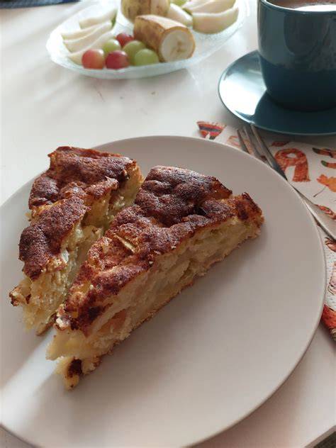 Marmorkuchen-Schnitt mit Zimtkruste im Anschnitt, Kaffeeszene